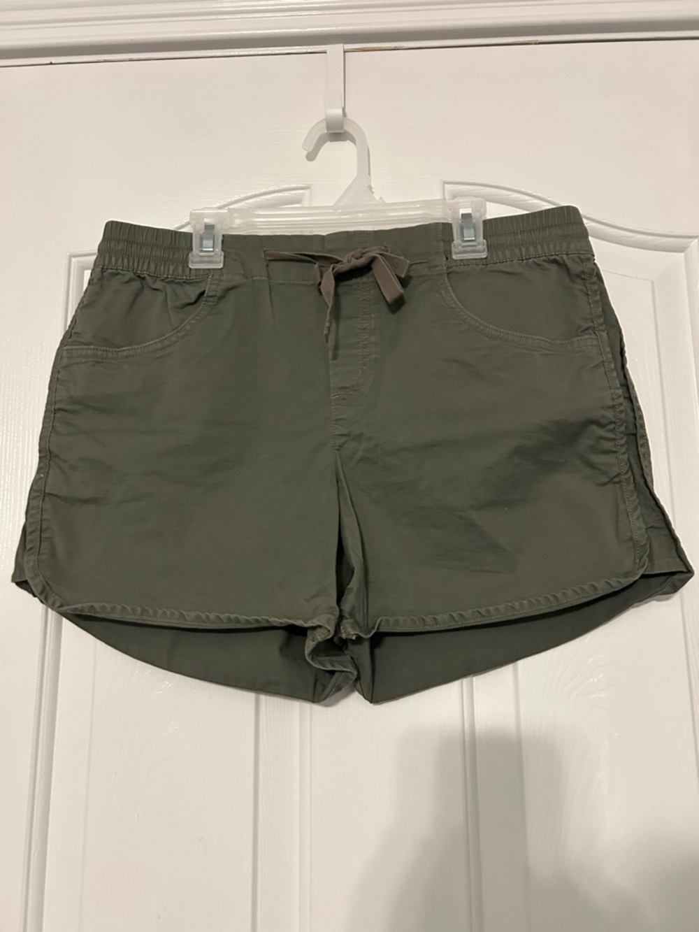 Eddie Bauer Green Nylon Cargo Hiking Shorts – Women’s Size 8, EUC
